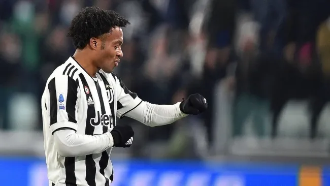 Cuadrado festeja su gol olímpico