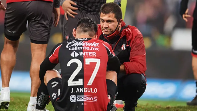 Jesús Angulo recibe la atención medica tras el golpe 