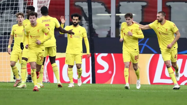 Mohamed Salah es felicitado por sus compañeros