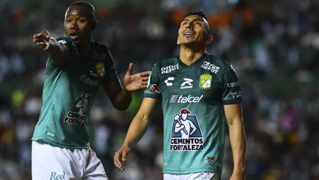 Mosquera y Mena durante un duelo con León en Nou Camp 