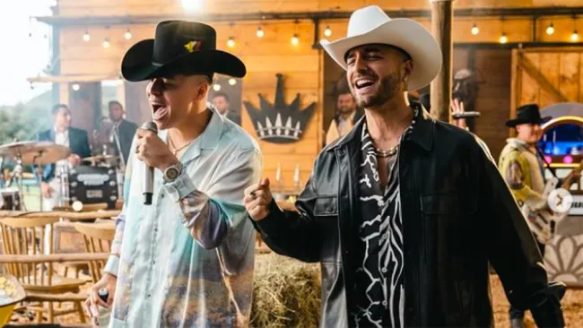 Maluma y Grupo Firme durante la interpretación