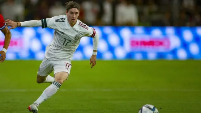 Marcelo Flores en acción con México ante Chile