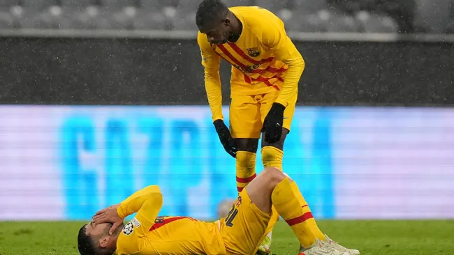 Dembelé consuela a Jordi Alba