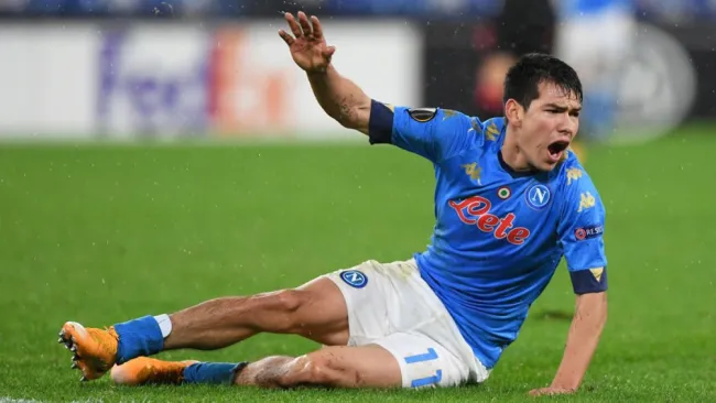 Chucky Lozano durante un duelo con el Napoli 