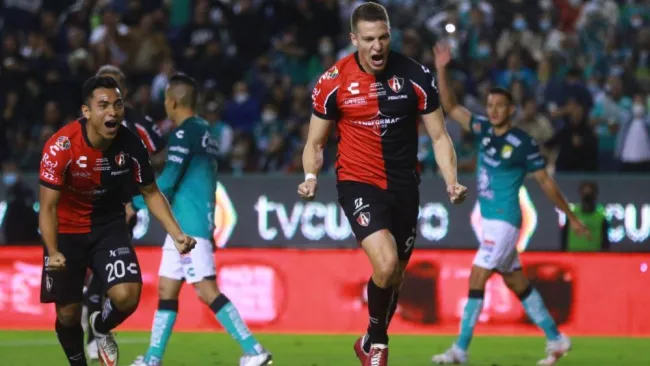 Julio Furch en festejo con Atlas en la Final