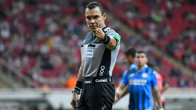 Marco Antonio Ortiz Nava durante un duelo de Liga MX