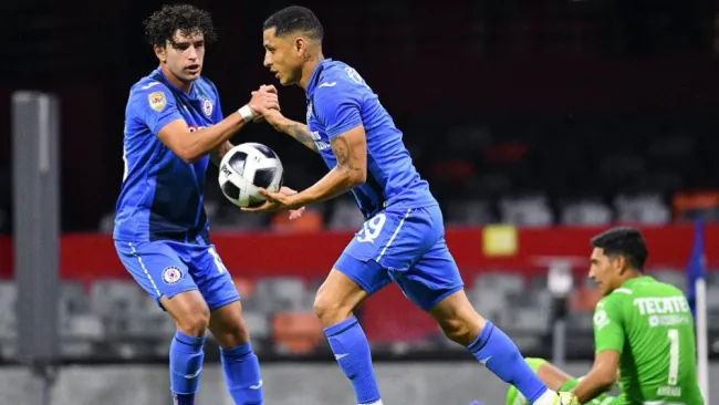 Yoshimar Yotún en festejo con Cruz Azul