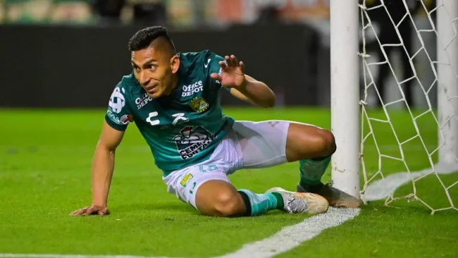 Ángel Mena reacciona durante partido