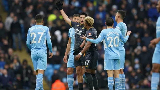 Raúl Jiménez reacciona durante juego contra el Manchester City