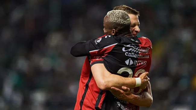 Jugadores de Atlas festejan una anotación