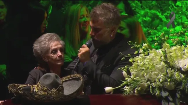 Alejandro Fernández junto a su madre