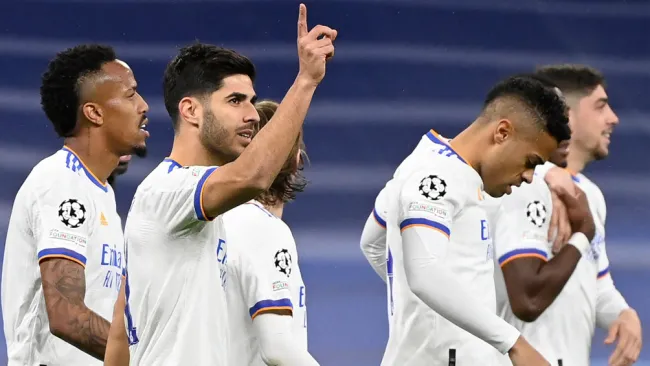 Jugadores del Real Madrid festejan un gol 