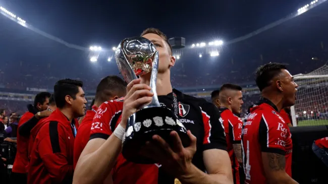 Julio Furch destejando el título con el Atlas