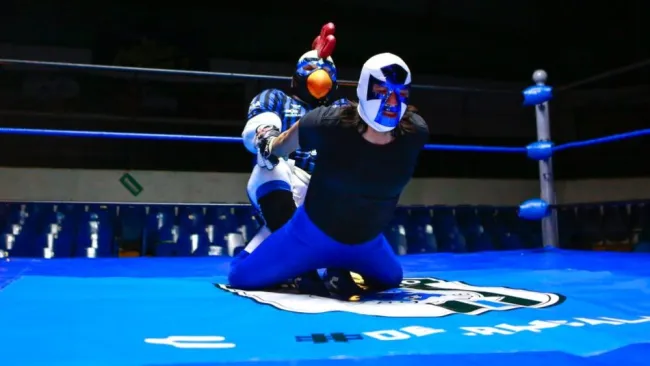 El Gallo Blanco imponiendo castigo