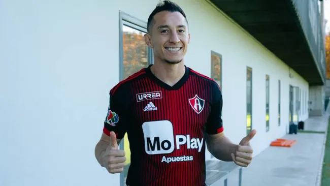 Guardado posa con la camiseta del Atlas 