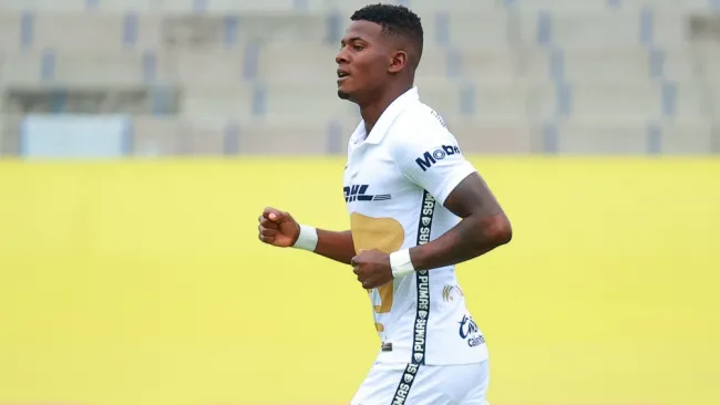 Washington Corozo en acción con Pumas