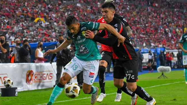 Mena y Angulo pelean por el esférico en la Final 