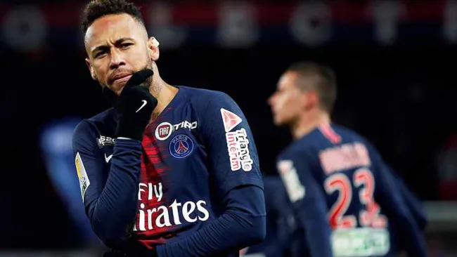 Neymar Jr. durante un duelo con el PSG