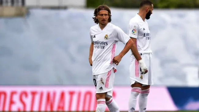 Luka Modric durante un duelo con el Real Madrid