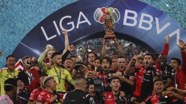 Atlas alzando el título del Torneo Apertura 2021 en la Liga MX