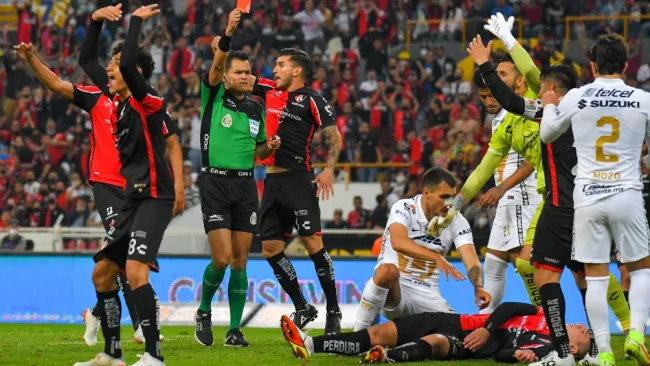 Dinenno sale expulsado del Atlas vs Pumas en la Vuelta de Semifinal