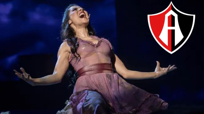 María León durante un concierto