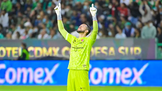 Camilo Vargas en partido con el Atlas