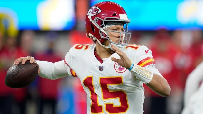 Patrick Mahomes durante partido de la NFL ante Chargers