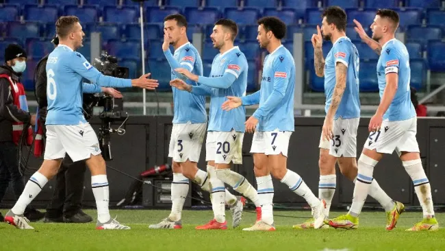 Lazio festejando gol ante Genoa en partido de la Serie A