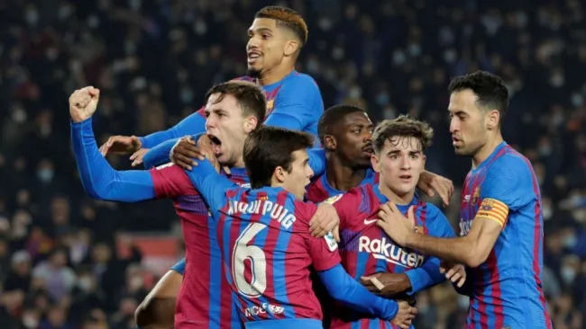 Jugadores del Barcelona festejando el gol del triunfo sobre el Elche
