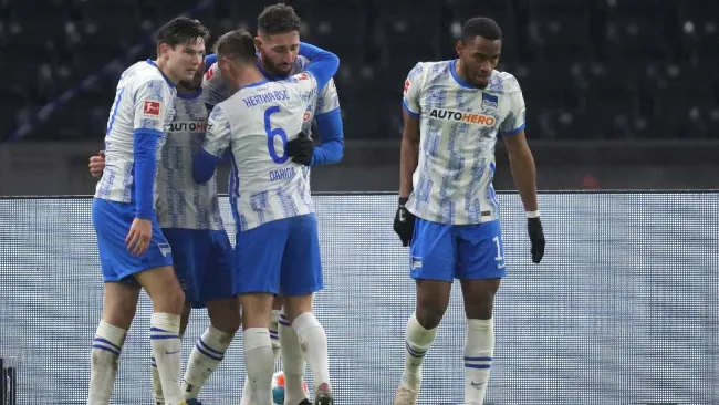 Hertha Berlín festejando gol ante el Borussia Dortmund