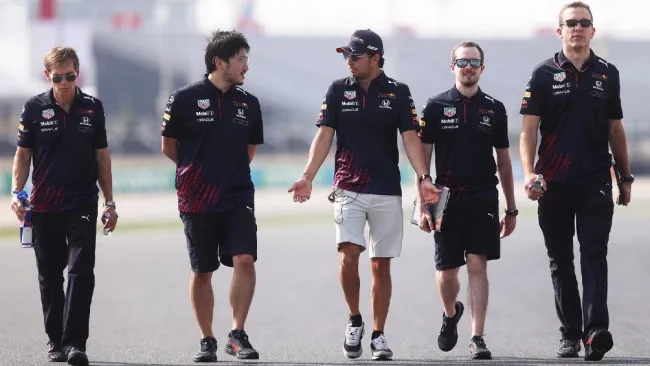 Sergio 'Checo' Pérez reacciona junto al equipo de Red Bull
