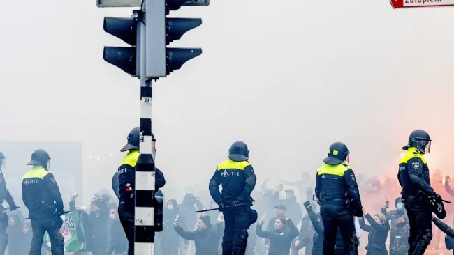Policía utilizó cañones de agua previo al Klassieker