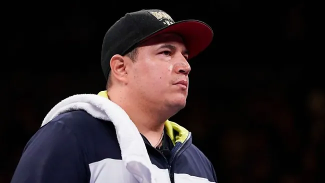 Eddy Reynoso en pelea con Canelo