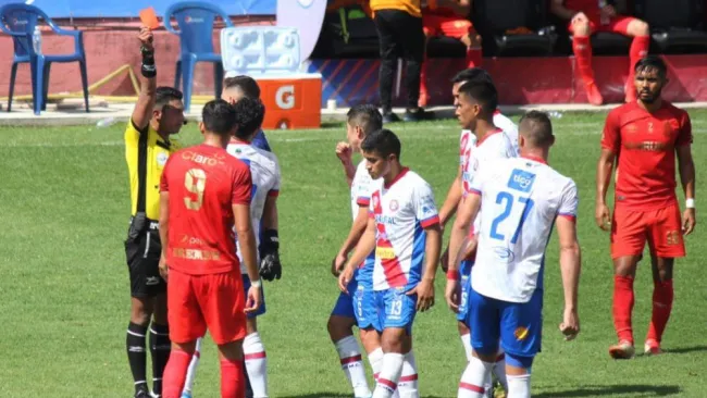 Chuletita Orozco recibe la tarjeta roja