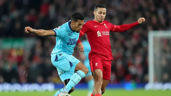 Thiago Alcántara durante un partido con Liverpool