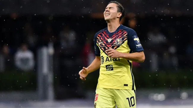 Sebastián Córdova en un partido del América