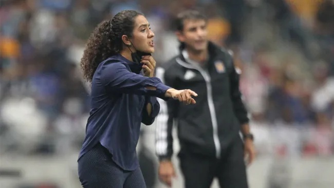 Eva espejo da indicaciones a sus pupilas en Final