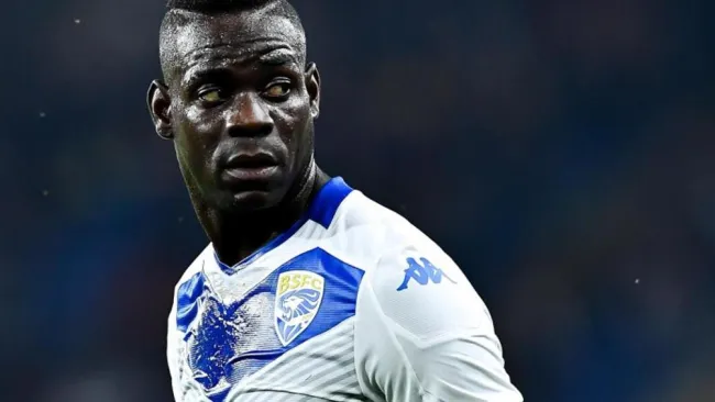 Mario Balotelli reacciona en la cancha