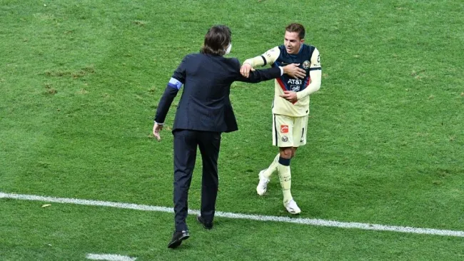 Solari y Córdova en un partido con América
