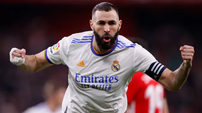 Benzema festeja un gol con el Real Madrid 