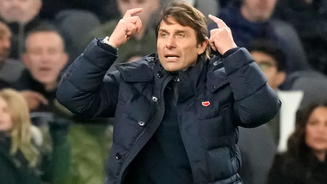 Antonio Conte durante un duelo del Tottenham 