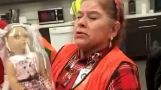 Mujer llora por recibir muñeca