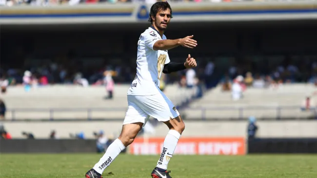 Alejandro Arribas en juego con los universitarios