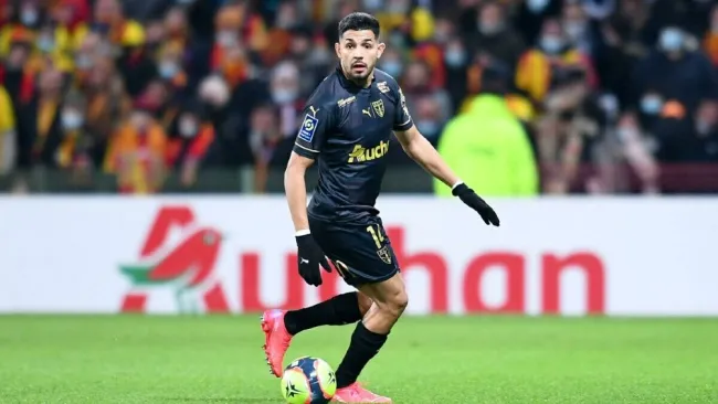 Facundo Medina jugando partido con el Lens en la Ligue 1