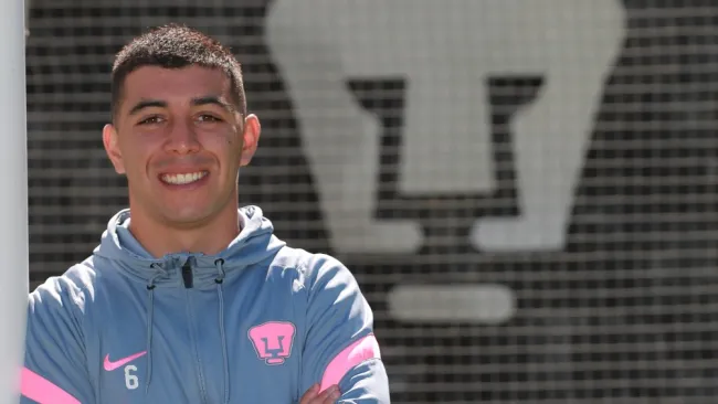 Erik Lira posando para el lente de RÉCORD