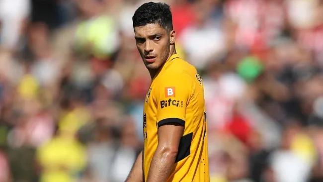 Raúl Jiménez jugando partido con Wolverhampton en la Premier League