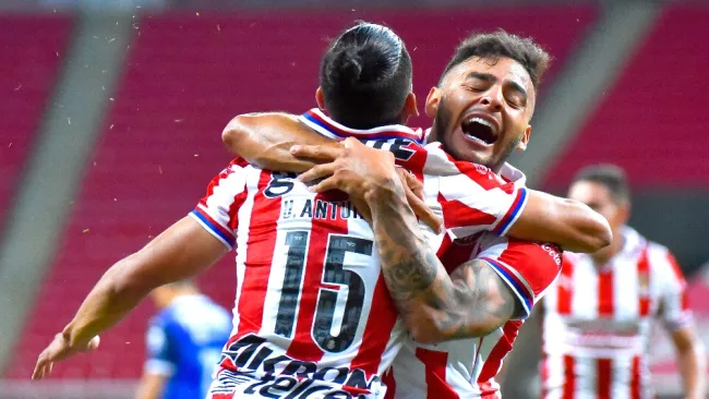 Alexis Vega y Uriel Antuna celebran un gol con Chivas
