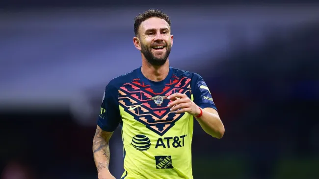 Miguel Layún durante un partido con América