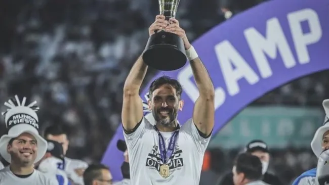 Roque Santa Cruz siendo campeón